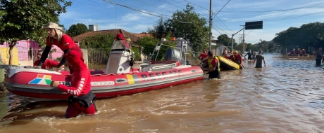 Bomberos de ITAIPU intensifican trabajos de rescate a víctimas de inundaciones en Brasil